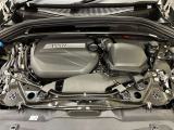 【BMWエンジン】革新的なガソリン・エンジン・テクノロジーによる高性能かつ高効率。レスポンスの良いパワーを発揮。常にスムーズな吸気を実現しアクセル開度にダイレクトに反応しドライビングを楽しく演出。