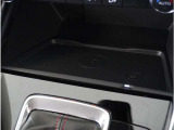 【ワイヤレス充電】ワイヤレス充電Qi規格に対応したスマートフォンなどの携帯機器を充電できます。