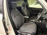 クッション性とホールド性あるドライビングシートを採用しており、長時間の運転も疲れにくいです。