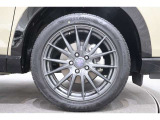 社外のアルミホイールが足元を飾ります!タイヤサイズは225/50R18になります。