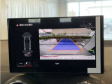 ●バックカメラ『駐車や後方の視界をサポートするための重要な機能です。多くのモデルに標準装備またはオプションとして搭載、リアバンパーに取り付けられたカメラが後方の映像を車内のディスプレイに表示します』