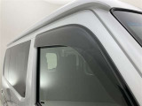 ドアバイザーも付いています。雨の日に少し窓を開けても、雨水が入りにくく、喫煙する方などにも強い味方です。