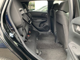シートは跳ね上げ可能です!2列目を荷室として使うことも出来る便利な作りです。高さのあるものや積むように置きたいものは荷室よりも高さに余裕があるのでお勧めです