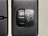 対向車や先行車への配慮が可能。積載物の状況に応じてヘッドライトの照射角度を手動調整できるスイッチ。