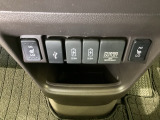 前席の左右別々のシートヒータースイッチが付いており、2段階で温度設定ができます。その間に、スマートフォンなどに使える充電可能USB端子が2個、ナビ接続用のUSB端子が1個ついています。