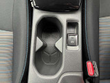 運転席と助手席の間にはドリンクホルダーがございます★ 電動パーキングなどの操作もこちらから(^^)/