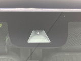 【ホンダセンシング】走行中に前方の車両等を認識し、衝突しそうな時は警報とブレーキで衝突回避と被害軽減をアシスト。より安全にドライブをお楽しみいただけます。