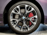 【BMWアロイホイル】軽量かつ強度に拘ったアロイホイル。走行性能ポテンシャルを引き出す設計。車の足元を引き締めてくれる大きなポイントはアロイホイルです。