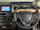 【ハンドル】運転にかかわる様々な操作を安全に行えるように視点移動が少なく操作性に配慮されたスイッチ類が凝縮されたコックピットです。
