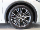 純正のアルミホイール装着車です。タイヤサイズは195/50R19です。