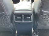 後部座席用のエアコン吹き出し口です!車内全体が快適ですね♪