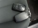 スマートキーです。バッグやポケットに携帯していれば、キーを取り出さなくてもドアの解錠・施錠ができます。ハイブリッドシステムの起動はブレーキを踏みながらパワースイッチをワンプッシュするだけです。