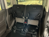 リアシート座面を持ち上げると、背の高い荷物を積むのに便利なトールモードに変身します!多彩なシートアレンジで使い勝手良好!