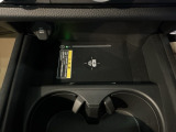 ワイヤレス充電器を搭載。スマートフォンを置くだけで充電可能。