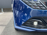 【LEDフォグランプ】霧や雨などの悪天候時に視界を確保するために自動車に取り付けられる補助灯です。ハロゲンなどの従来の光源と比べて明るく、視認性や安全性を向上させます!!