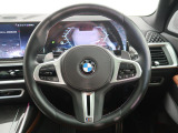 BMWのステアリングのリムは、一般的なものより少し太めにデザインされています。 これはタイヤやステアリングシャフトなどを介して伝わる路面からの入力を、しっかりと把握するためです。