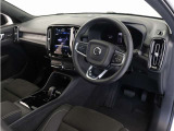 インストルメントパネルは僅かに運転席側へと傾けられているほか、余計なスイッチ類を可能な限り排し、運転に集中しやすい環境を造り出しています。