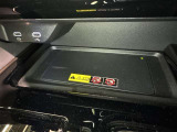 ワイヤレス充電機能で接続の手間いらず。スマートフォンなどをワイヤレスで充電可能です。
