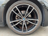 BMWならではの卓越した走りを支えるホイールと足回りです!日本車の走りに慣れている方にもぜひ体感して頂きたいほど、高いレベルでまとまっています!純正19インチアルミホイール。