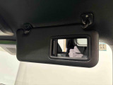 ちょっとした身だしなみチェックができるバニティミラー&チケットフォルダー付き運転席・助手席サンバイザーが付いてます