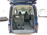 荷物によって片側のみシートを倒して使うことも出来ます。