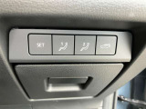 運転席パワーシートで、ドライビングポジションメモリー機能付きです。