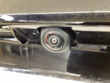車の後方に小型カメラが付いておりバックする際の後方の様子をモニター上に表示します。