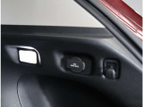 トランクにもランプがついておりますので、夜間の荷物の出し入れ時も快適です!また、お買い物袋等をさげておけるフックが嬉しいです♪