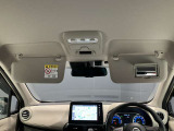 運転席のサンバイザーにはバニティーミラーも付いています。身だしなみチェックには欠かせません。