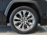 純正のアルミホイール装着車です。タイヤサイズは235/55R19です。