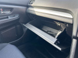 ゆったりと広い店内で、お車の悩みや各種相談を承ります。
