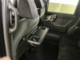 運転席と助手席のシートの裏に収納式のテーブルが装備されています。休憩時のちょっとした小物置きに使えてとっても便利ですね♪