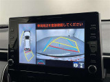 パノラミックビューモニターシステムが付いているので車の上から見た映像が確認できますよ。 一目で車両周辺の情報を確認できますが、直接安全をご確認下さい。