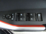もちろん全席パワーウインドー付。運転席から操作できて便利です。