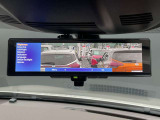 車両後方のカメラ映像をミラー面に映し出すので車内の状況や天候に左右されず後方視界を得られます。