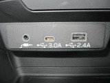 コンソールポケットにUSB電源2つと、外部入力のピンジャックが1つございます。