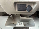 運転席と助手席の間に収納があります