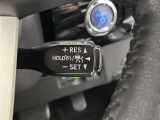 クルーズコントロール機能付きです。走行中に先行車の様子を検知しながら、設定した車速の範囲内で先行車との距離のキープを支援します。詳細は販売店スタッフまでおたずねください。