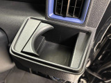 【運転席ドリンクホルダー】