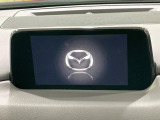 【マツダコネクト】車内の雰囲気にマッチした一体型タイプのディスプレイ。各種車輌設定やBluetooth再生等、様々な機能が楽しめます。専用SDカードのご購入で、ナビ機能も使用出来ます。