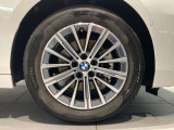 BMW純正アルミホイールが足元を引き締め、上品なスタイリングを演出します。