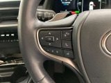 運転中、オーディオの操作をしてて、ハッとしたことはありませんか?ステアリングスイッチは、運転中でもハンドルでオーディオの操作が可能です。安全なドライブをサポートします。