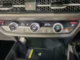 操作性の良いエアコンパネル。前席シートヒーターで寒い冬も快適ドライブ。
