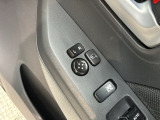 狭い駐車場で便利な電動格納ドアミラーが付いています。