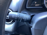 レバーをAUTOの位置にしているとき、レインセンサーが雨を感知すると、雨量に応じてワイパーが自動で作動してくれるオートワイパーを装備!設定変更で非作動にすると、間欠作動に固定されます。