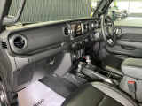 運転席、助手席にはシートヒーターが搭載しております。