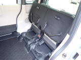 ◆チップアップ&ダイブダウン機構付【ULTR SEAT】は後席座面を左右分割で跳ね上げることができます。トランクで積載できない背の高い荷物をラクラク収納できます。ホンダ車ならではの人気装備です。