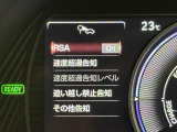 ロードサインアシスト付です。道路標識(制限速度)を検知しディスプレイに制限速度を表示してくれます。標識を見落としてもメーターパネルのディスプレイを見れば、今走っている道路の制限速度がわかります。