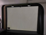 後席にお乗りの方が眩しくないように日差しを軽減する格納式リヤドアサンシェードが付いてます