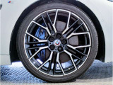 【BMWアロイホイル】軽量かつ強度に拘ったアロイホイル。走行性能ポテンシャルを引き出す設計。車の足元を引き締めてくれる大きなポイントはアロイホイルです。